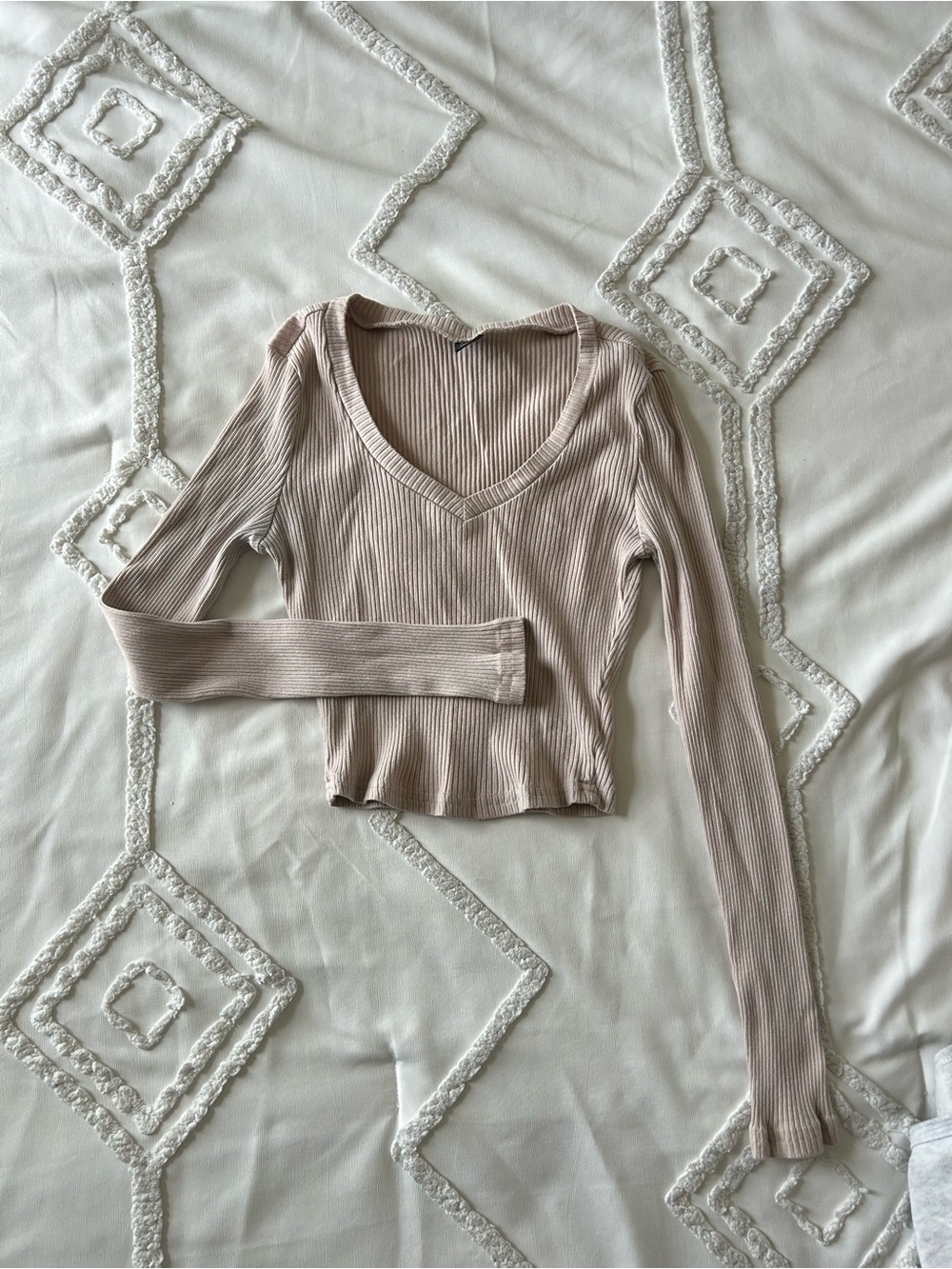 Long-Sleeve Ribbed V-Neck Crop Top - Rose/Beige